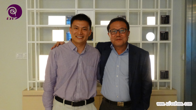 宇瑞化学董事长（左）与OLED照明总裁Sung Soo Park（右）合影